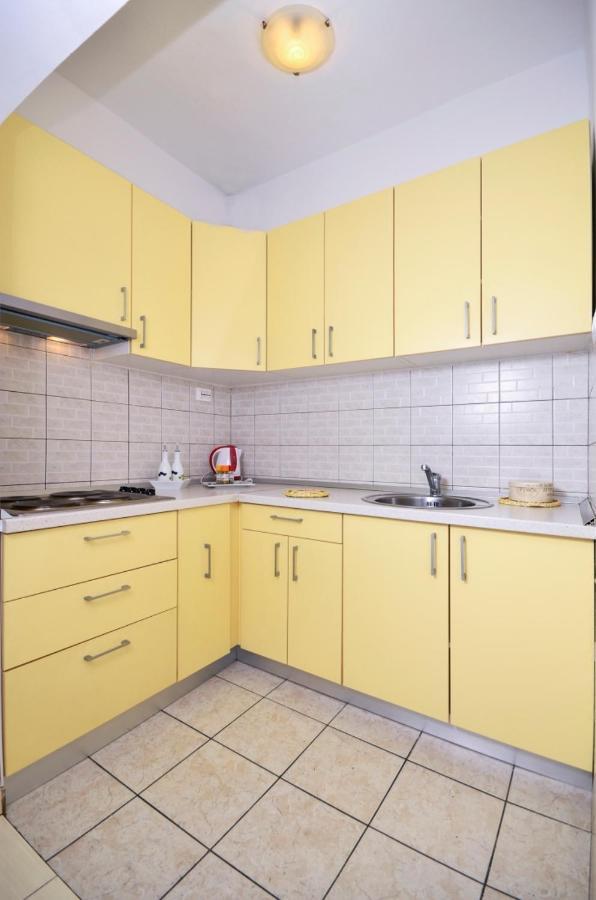 Jana Apartman *