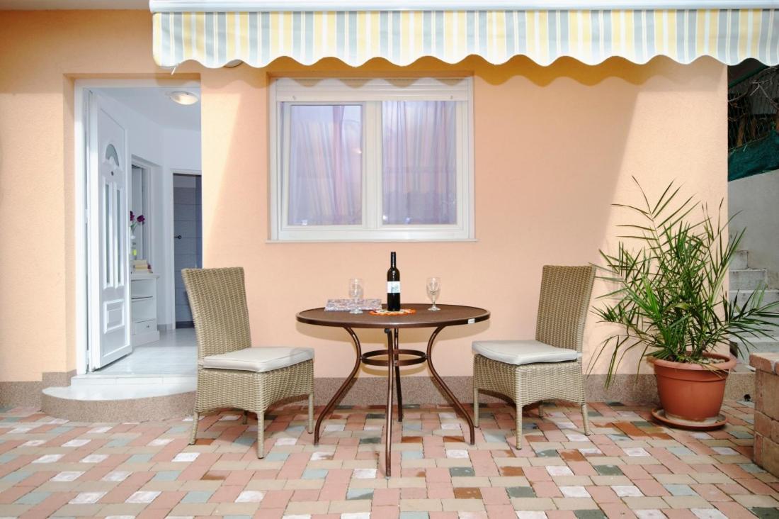 Jana Apartman *