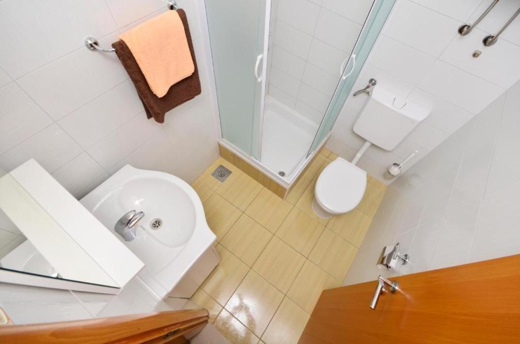 Jana Apartman *