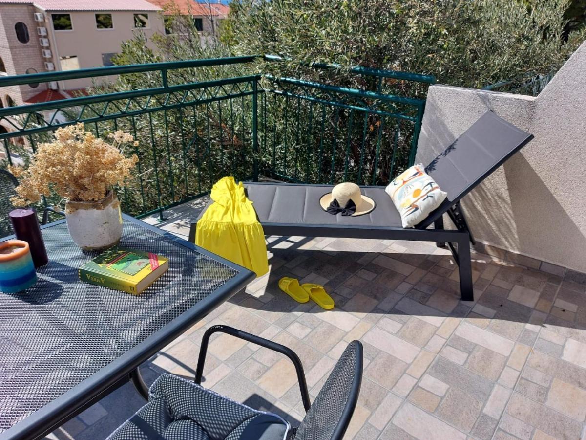 Jana Apartman *