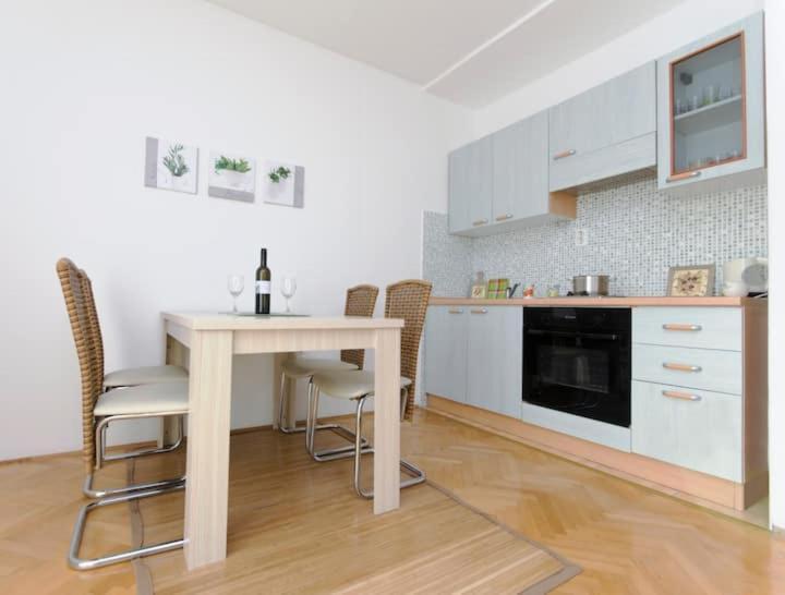 Jana Apartment *
