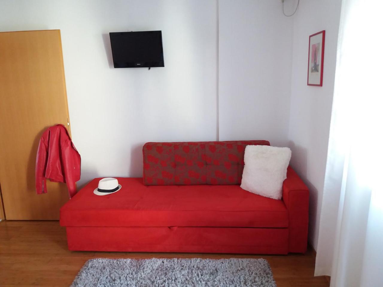 Jana Apartment *